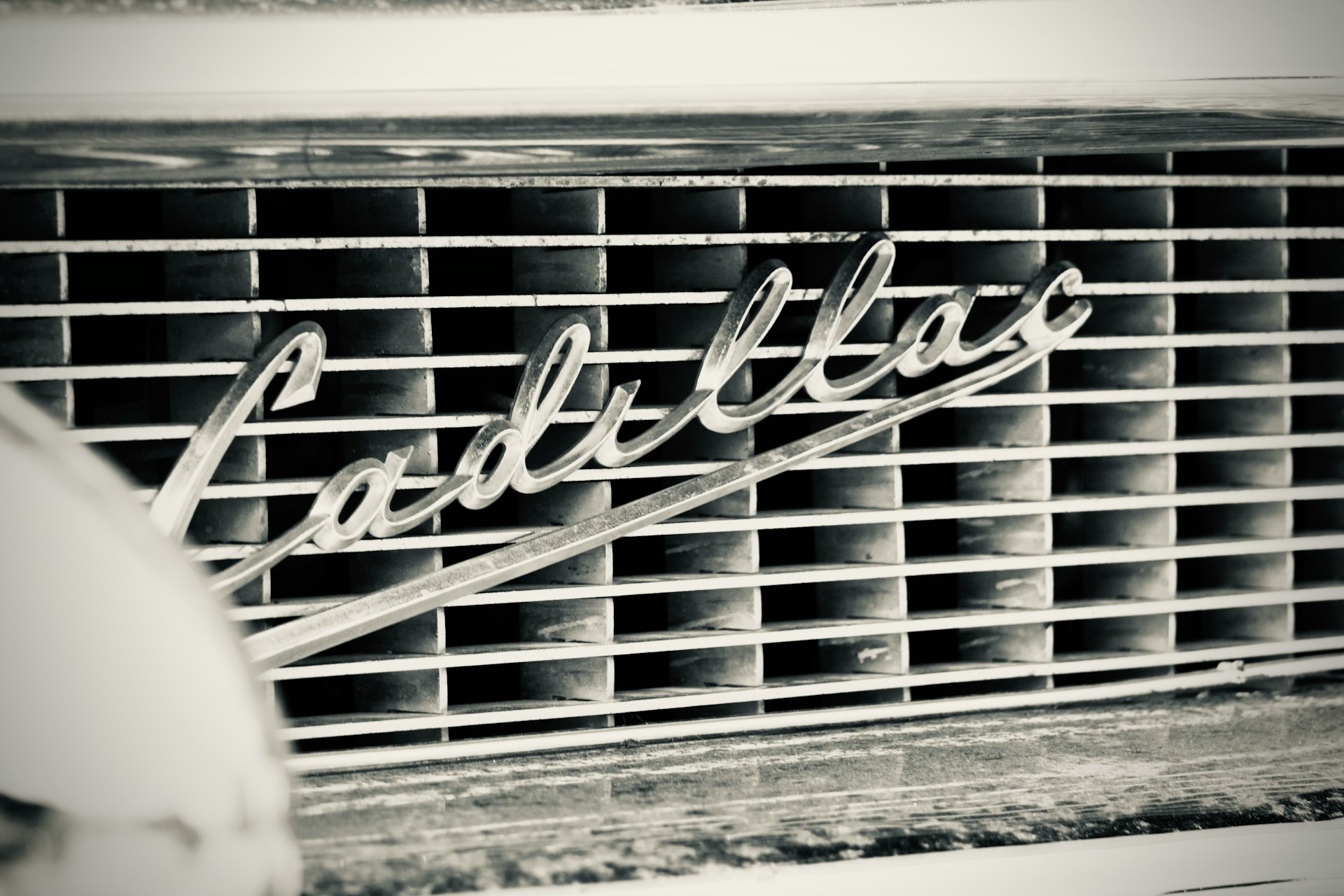 A black and white photo of an old radio